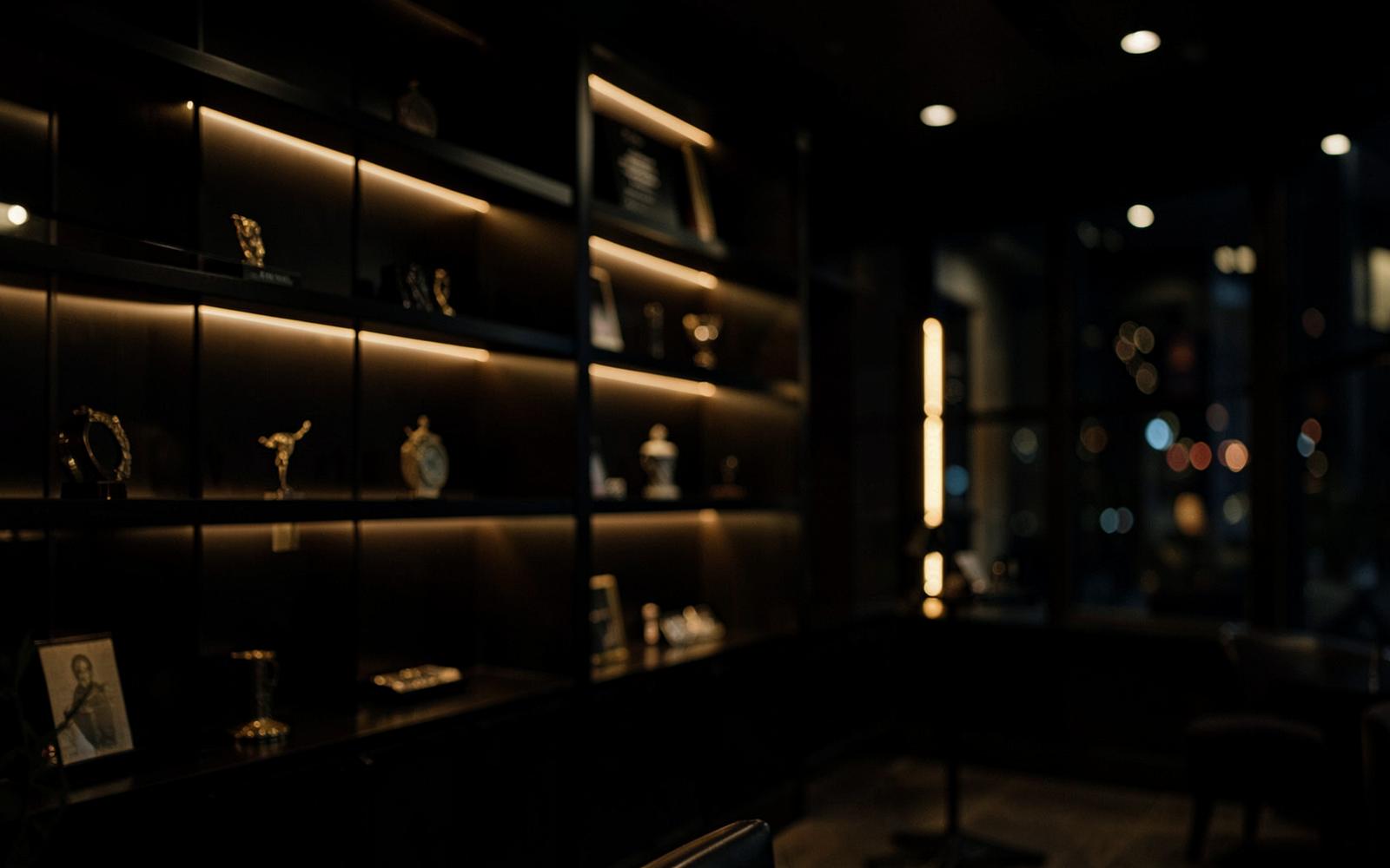 Ambiente elegante de boutique com iluminação dourada